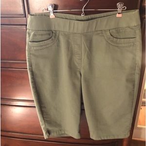 Woman’s capris size 14petite